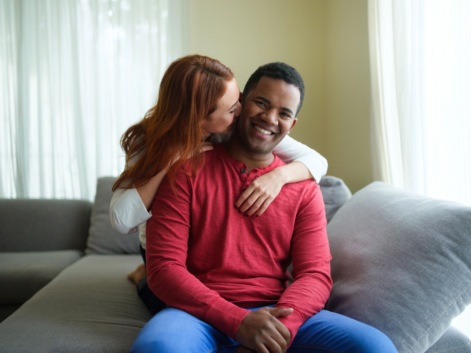 Pareja mostrando afecto y apoyo mutuo