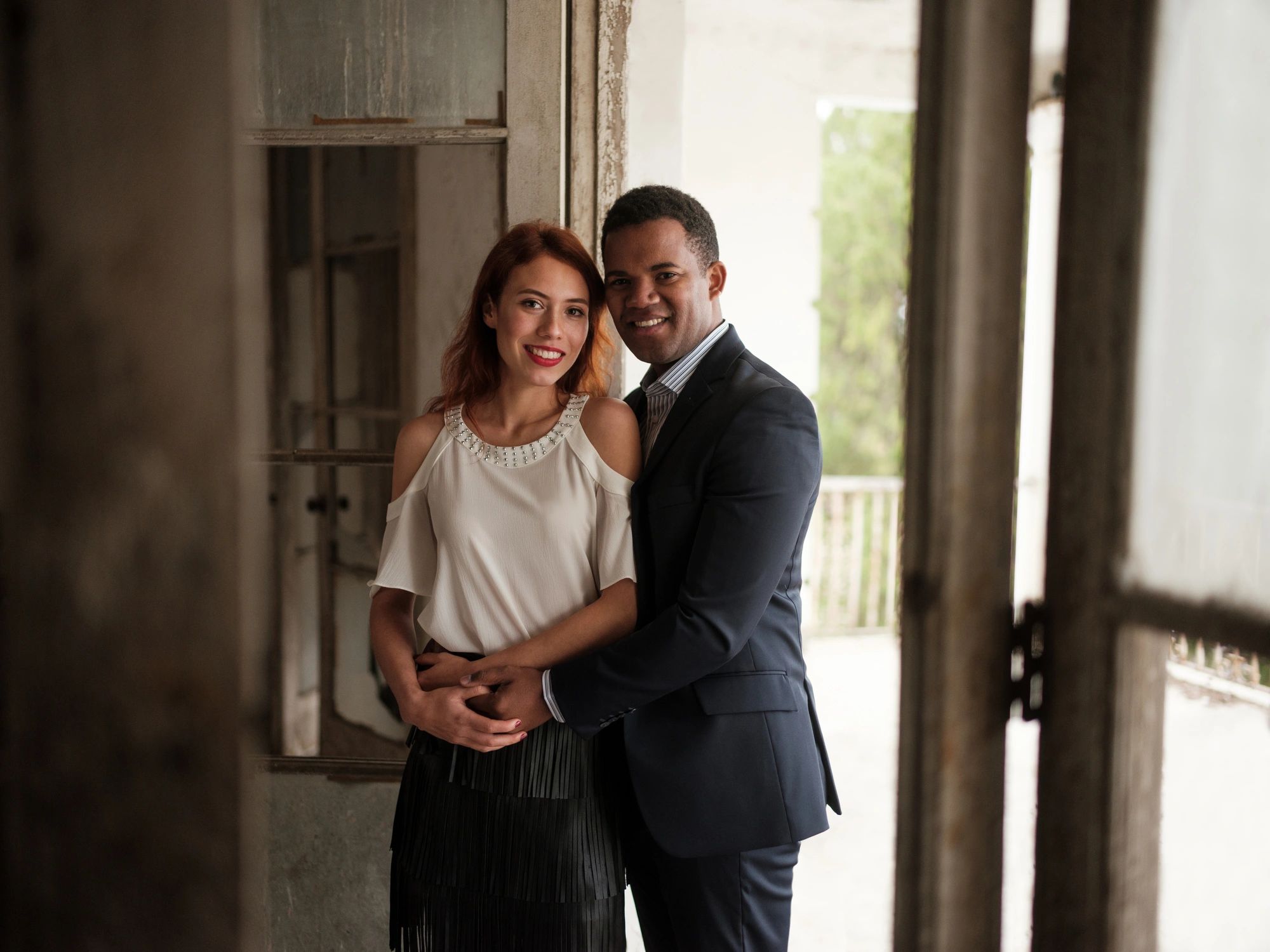 Pareja sonriente después de un proceso positivo