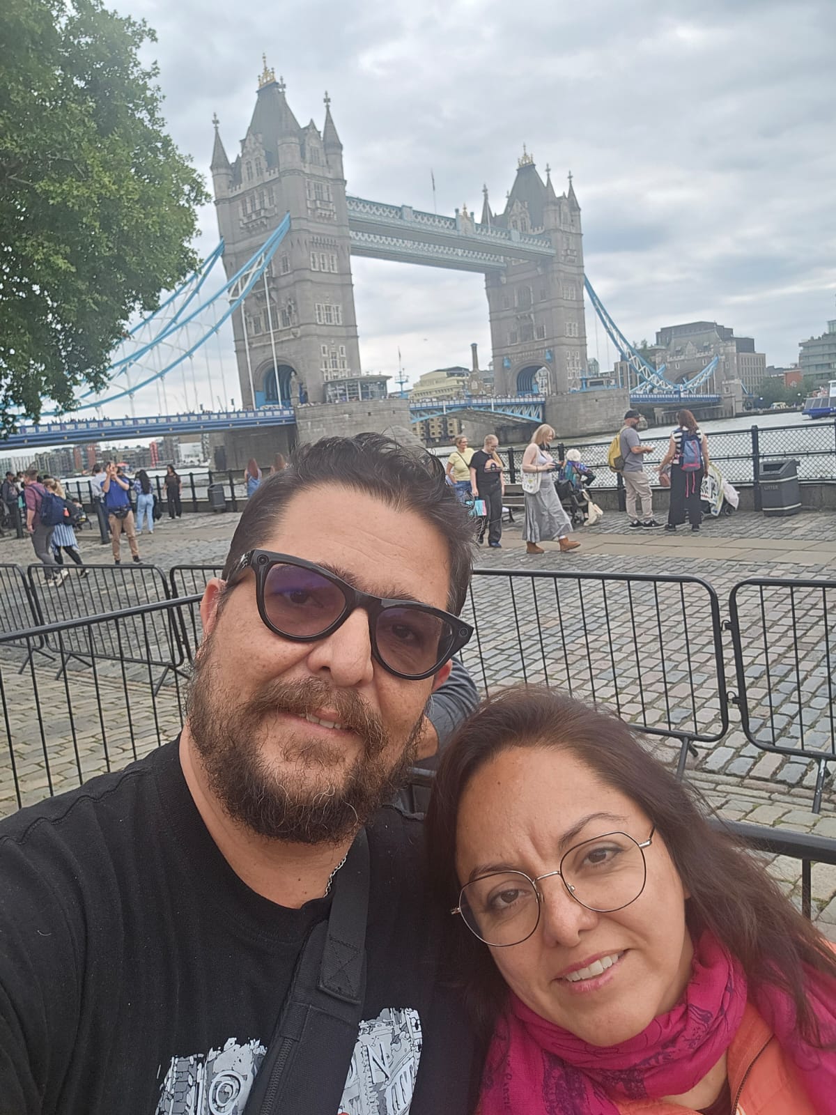 Sandy Ramírez y Peter Valdés en una fotografía juntos al aire libre